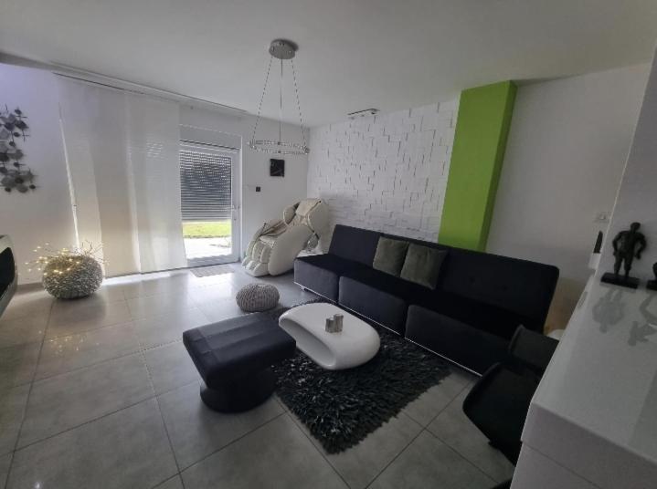 Apartment Plaza ----Wallbox 11Kw 16A ----- Private Spa- Jacuzzi, Infrared Sauna, Luxury Massage Chair, Parking, Entry With Pin 0 - 24H, Free Cancellation 24 Hours Before Check In Slavonski Brod Exterior foto