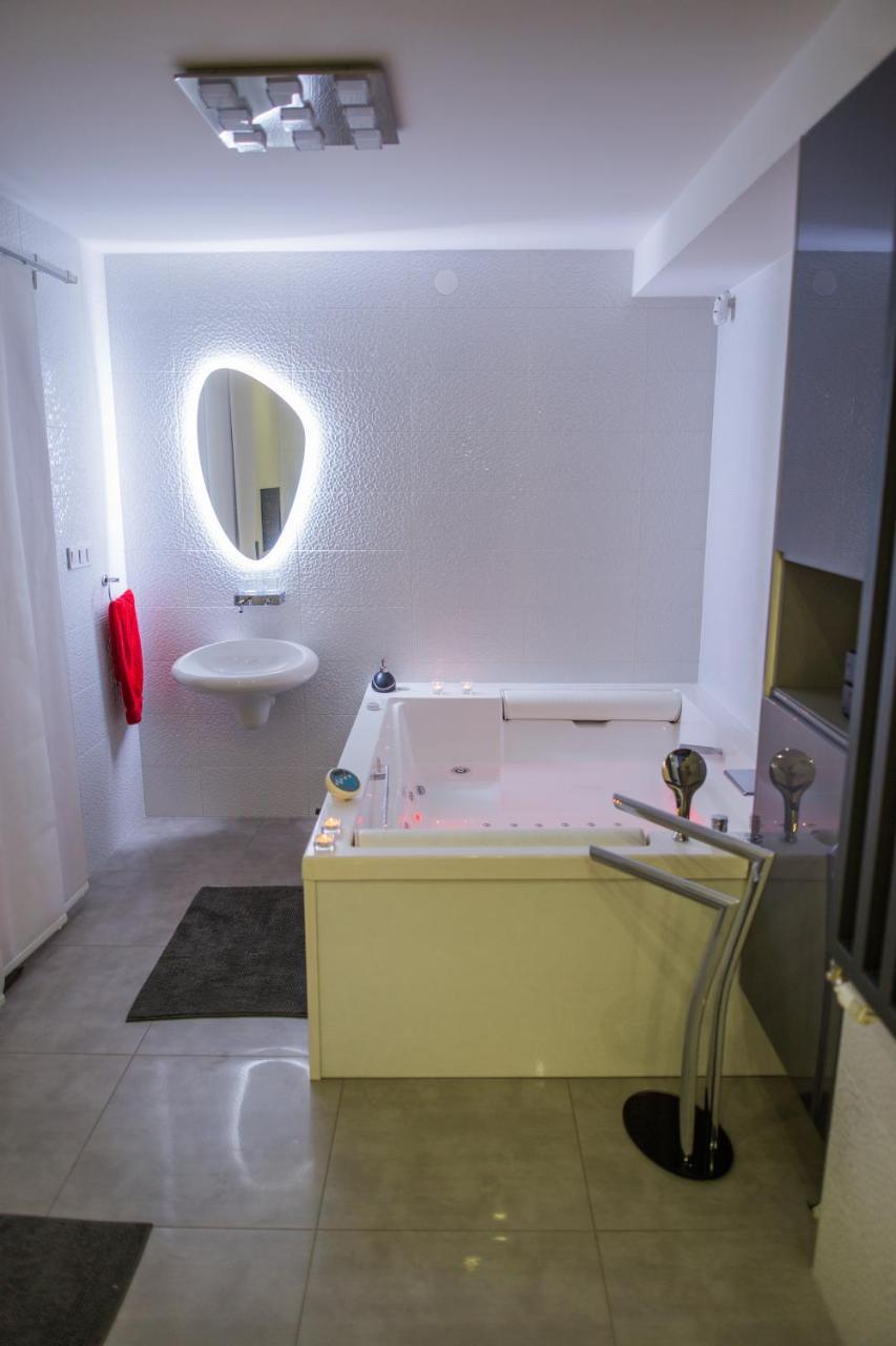 Apartment Plaza ----Wallbox 11Kw 16A ----- Private Spa- Jacuzzi, Infrared Sauna, Luxury Massage Chair, Parking, Entry With Pin 0 - 24H, Free Cancellation 24 Hours Before Check In Slavonski Brod Exterior foto