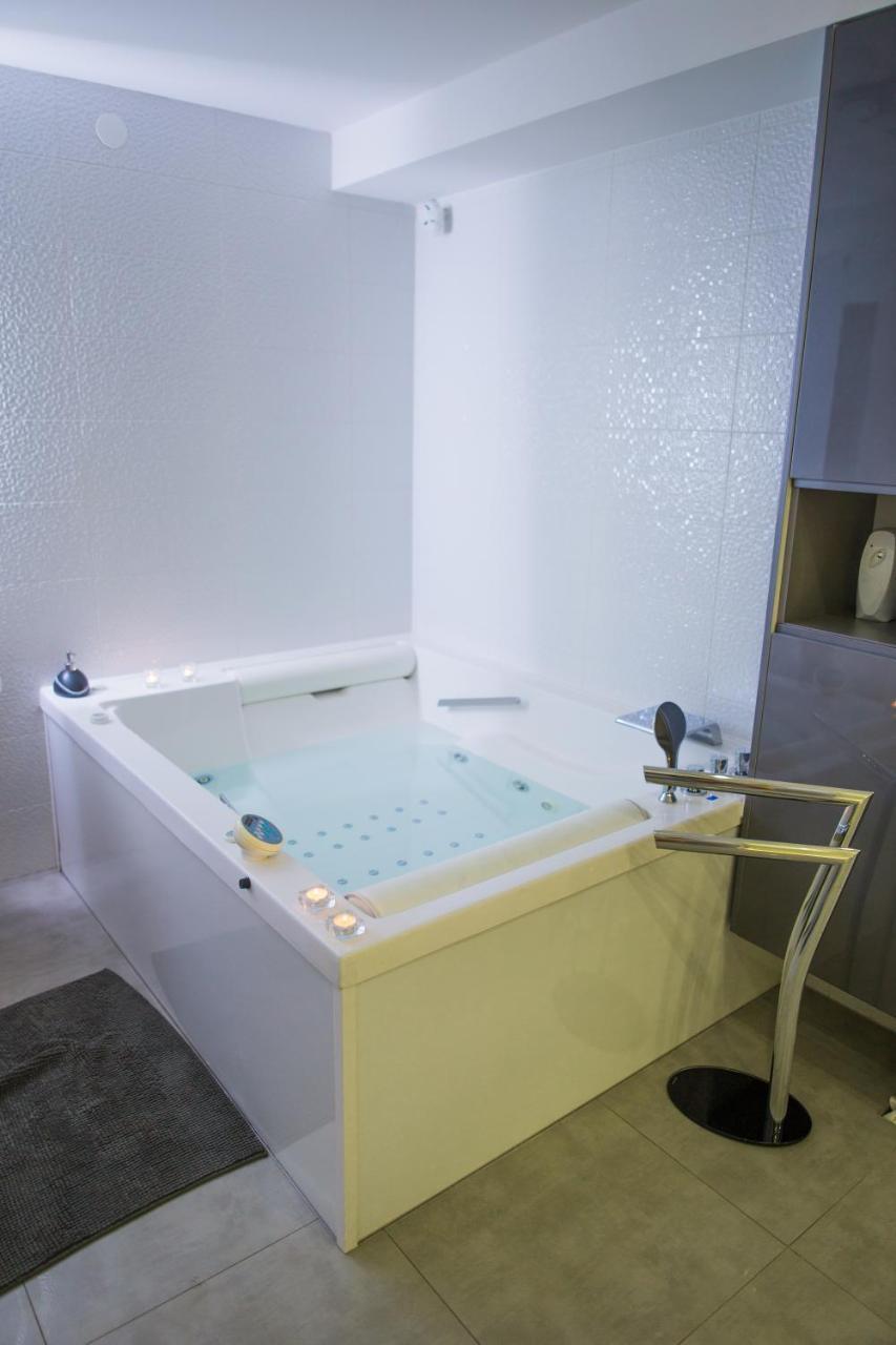 Apartment Plaza ----Wallbox 11Kw 16A ----- Private Spa- Jacuzzi, Infrared Sauna, Luxury Massage Chair, Parking, Entry With Pin 0 - 24H, Free Cancellation 24 Hours Before Check In Slavonski Brod Exterior foto