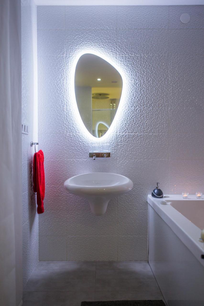 Apartment Plaza ----Wallbox 11Kw 16A ----- Private Spa- Jacuzzi, Infrared Sauna, Luxury Massage Chair, Parking, Entry With Pin 0 - 24H, Free Cancellation 24 Hours Before Check In Slavonski Brod Exterior foto