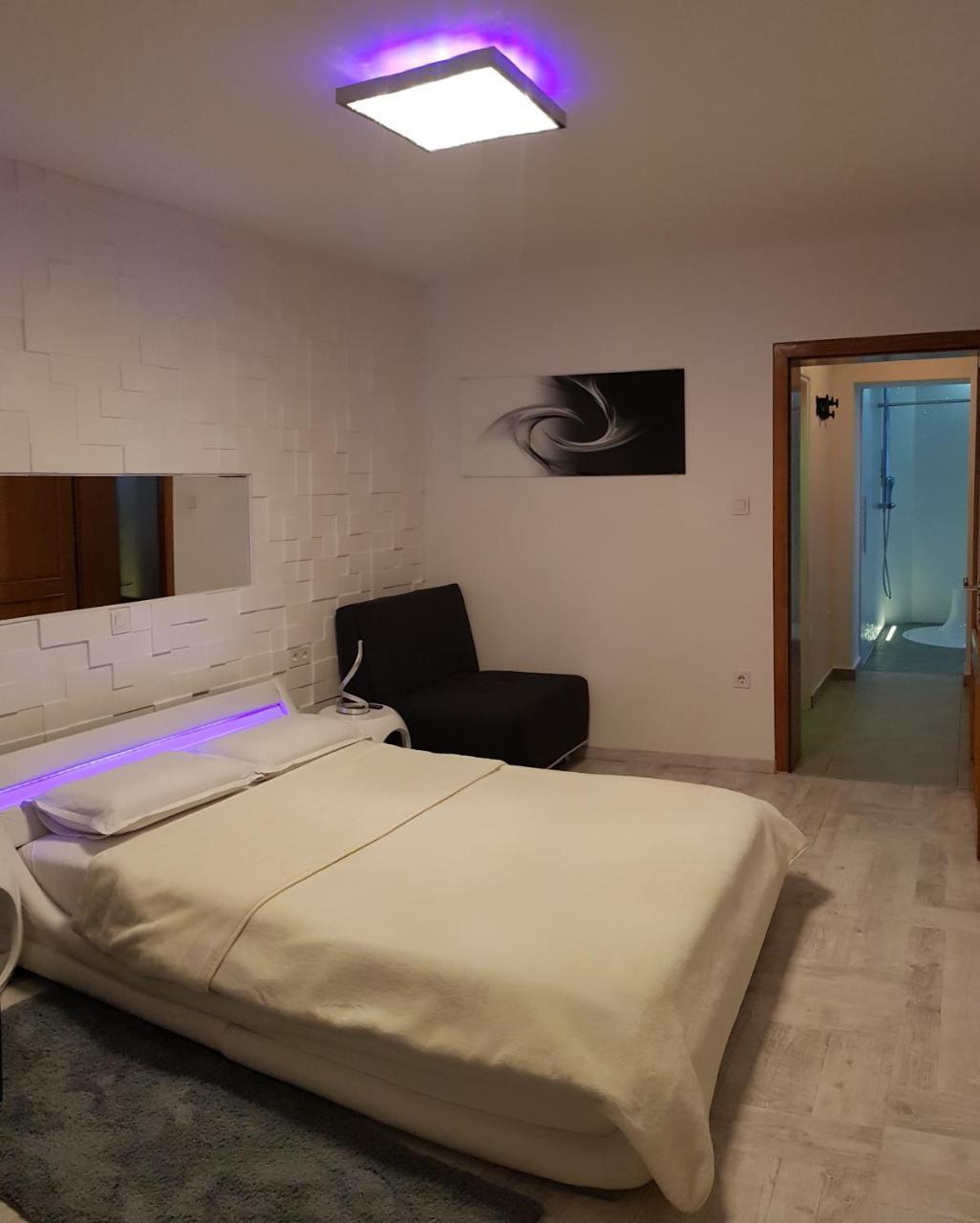 Apartment Plaza ----Wallbox 11Kw 16A ----- Private Spa- Jacuzzi, Infrared Sauna, Luxury Massage Chair, Parking, Entry With Pin 0 - 24H, Free Cancellation 24 Hours Before Check In Slavonski Brod Exterior foto